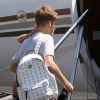 Justin Bieber prend son rôle de grand frère très à coeur alors qu'il embarque dans un jet privé avec son petit frère Jaxon dans les bras à Van Nuys le 1er août 2012