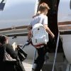 Le chanteur Justin Bieber embarque dans un jet privé avec son petit frère Jaxon dans les bras à Van Nuys le 1er août 2012