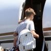 Justin Bieber embarque dans un jet privé avec son adorable petit frère Jaxon dans les bras à Van Nuys le 1er août 2012