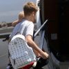 Justin Bieber s'apprête à embarquer dans un jet privé avec son petit frère Jaxon dans les bras à Van Nuys le 1er août 2012