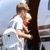 Justin Bieber embarque dans un jet privé avec son petit frère Jaxon dans les bras à Van Nuys le 1er août 2012