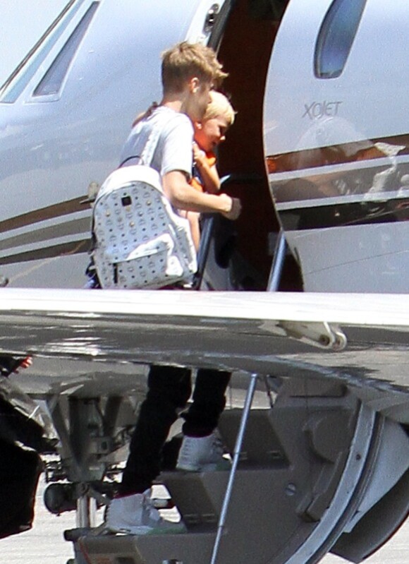 Justin Bieber embarque dans un jet privé avec son petit frère Jaxon dans les bras à Van Nuys le 1er août 2012