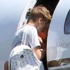 Justin Bieber embarque dans un jet privé avec son petit frère Jaxon dans les bras à Van Nuys le 1er août 2012