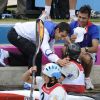 Emilie Fer félicité par Tony Estanguet après avoir décroché l'or olympique du slalom en kayak le 2 août 2012 à Londres