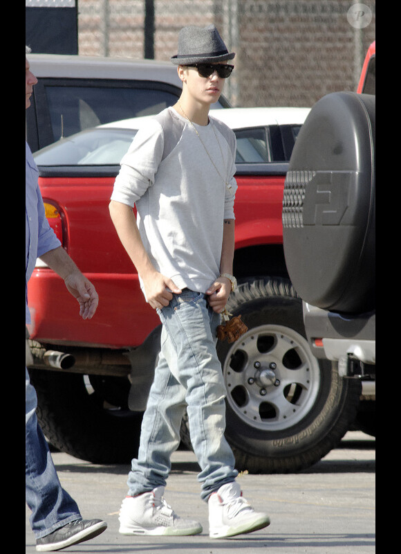 Justin Bieber rend visite à sa girlfriend Selena Gomez sur le tournage du film Feed the dog, à Los Angeles, le vendredi 3 août 2012.
