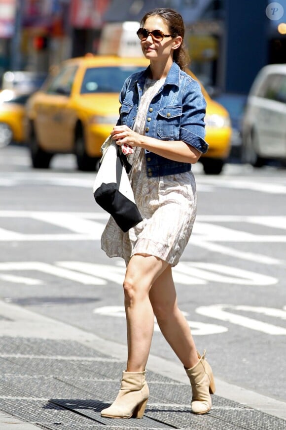 Katie Holmes, seule dans les rues de New York le 4 août 2012