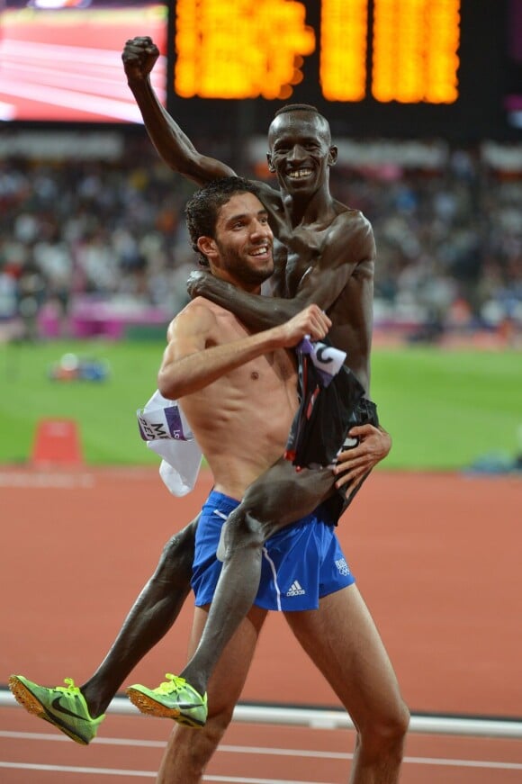 Mahiedine Mekhissi (médaille d'argent) et Ezekiel Kemboi (médaille d'or) le 5 août 2012 après le 3000 m steeple lors des Jeux olympiques de Londres