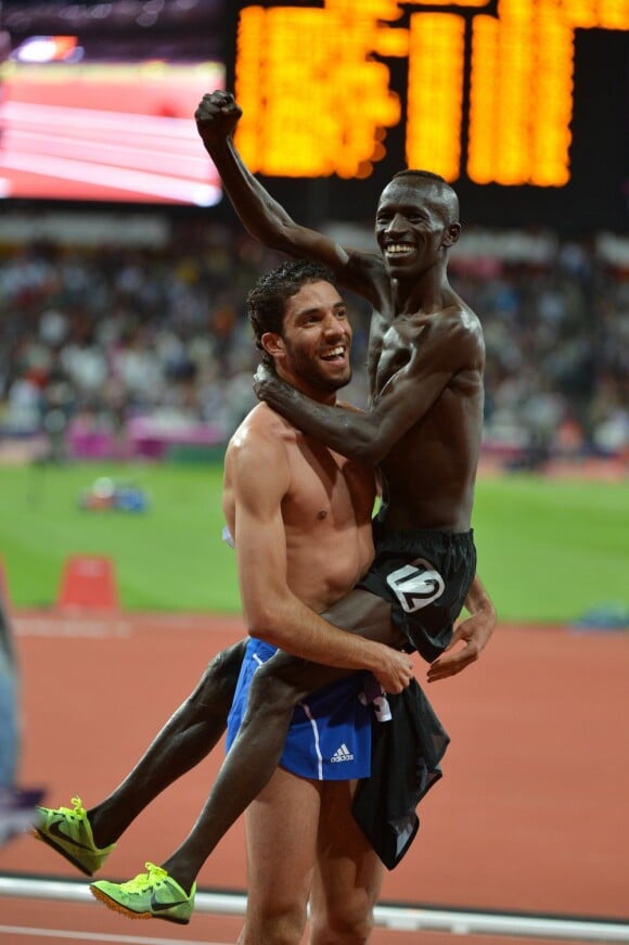 Mahiedine Mekhissi (médaille d'argent) porte en triomphe son ami Ezekiel Kemboi (médaille d'or) le 5 août 2012 après le 3000 m steeple lors des Jeux olympiques de Londres