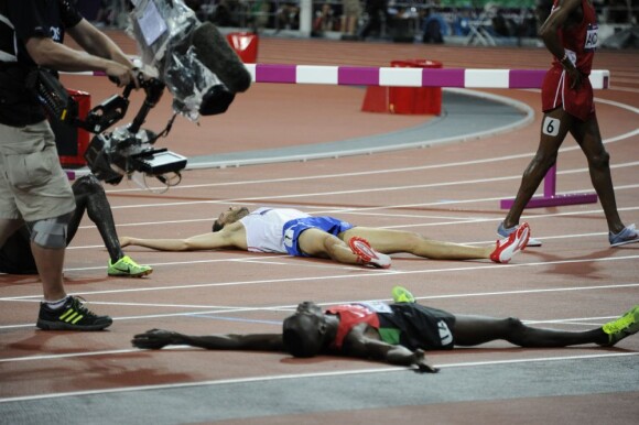 Mahiedine Mekhissi (médaille d'argent) et Ezekiel Kemboi (médaille d'or) épuisés le 5 août 2012 après le 3000 m steeple lors des Jeux olympiques de Londres