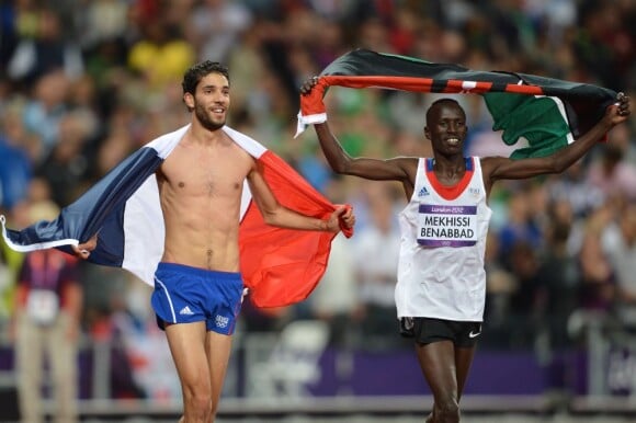 Mahiedine Mekhissi (médaille d'argent) et Ezekiel Kemboi (médaille d'or) paradent le 5 août 2012 après le 3000 m steeple lors des Jeux olympiques de Londres