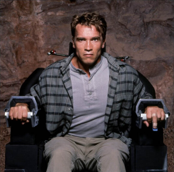 Arnold Schwarzenegger dans Total Recall (1990) de Paul Verhoeven.