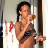 Rihanna, accro à la Corona, prend le soleil sur son yacht à Saint-Tropez, le 21 juillet 2012.