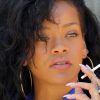 Rihanna, ravissante et cigarette à la main, profite de ses vacances à Antibes. Le 29 juillet 2012.
