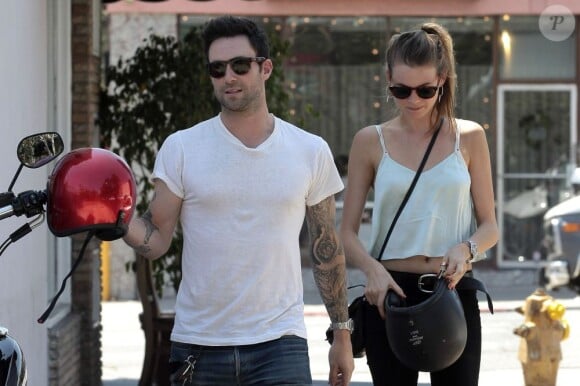 Adam Levine et sa petite amie Behati Prinsloo quittent le Mustard Cafe et s'apprêtent à grimper à moto. Los Angeles, le 7 août 2012.