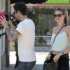 Adam Levine et sa petite amie Behati Prinsloo quittent le Mustard Cafe et s'apprêtent à grimper à moto. Los Angeles, le 7 août 2012.