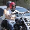 Adam Levine et sa petite amie Behati Prinsloo à moto, quittent le Mustard Cafe. Los Angeles, le 7 août 2012.