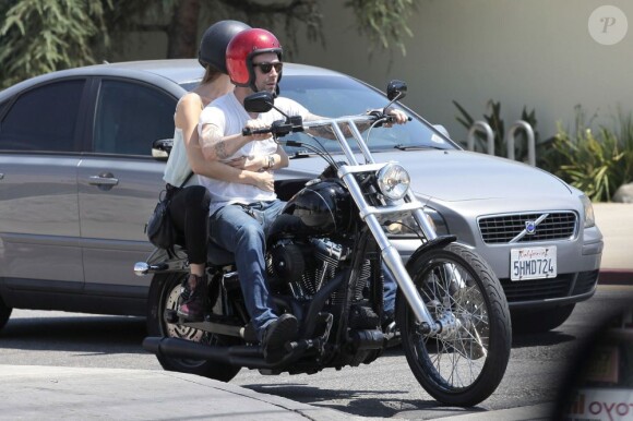 Adam Levine et sa petite amie Behati Prinsloo à moto, quittent le Mustard Cafe. Los Angeles, le 7 août 2012.