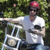 Adam Levine grimpe à moto après avoir déjeuner au Mustard Cafe. Los Angeles, le 7 août 2012.