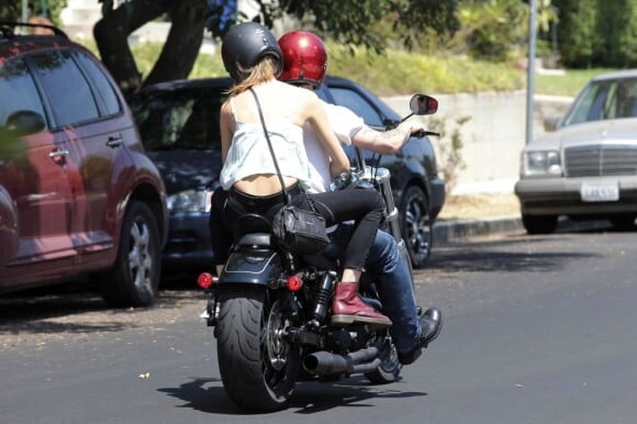 Adam Levine et Behati Prinsloo, un charmant couple à moto sous le soleil de Los Angeles. Le 7 août 2012.
