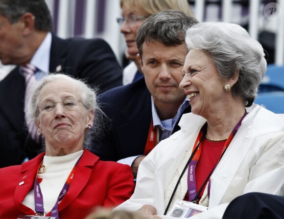 La princesse Benedikte de Danemark, entourée de ses soeurs la reine Margrethe II de Danemark et l'ancienne reine Anne-Marie de Grèce, et avec derrière elles le prince Frederik et le prince Christian, soutenait le 7 août 2012 à Greenwich Park sa fille la princesse Nathalie, en lice sur Digby dans le concours de dressage individuel et par équipes.