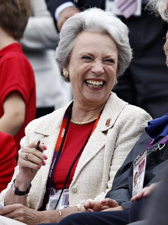 La princesse Benedikte de Danemark à Greenwich Park le 7 août 2012 pour encourager sa fille la princesse Nathalie de Sayn-Wittgenstein-Berleburg, en compétition avec Digby dans le concours de dressage individuel et par équipes des Jeux olympiques.