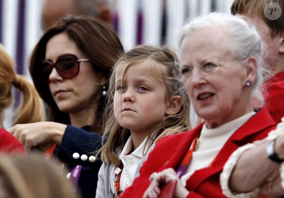 La princesse Mary, la princesse Isabella et la reine Margrethe II de Danemark à Greenwich Park le 7 août 2012 pour encourager la princesse Nathalie de Sayn-Wittgenstein-Berleburg, en compétition avec Digby dans le concours de dressage individuel et par équipes des Jeux olympiques.
