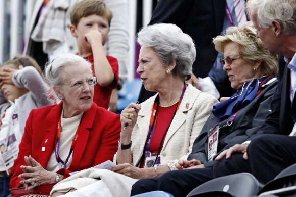 La princesse Benedikte de Danemark, entourée de ses soeurs la reine Margrethe II de Danemark et l'ancienne reine Anne-Marie de Grèce, soutenait le 7 août 2012 à Greenwich Park sa fille la princesse Nathalie, en lice sur Digby dans le concours de dressage individuel et par équipes.