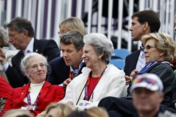 La princesse Benedikte de Danemark, entourée de ses soeurs la reine Margrethe II de Danemark et l'ancienne reine Anne-Marie de Grèce, et avec derrière elles le prince Frederik et le prince Christian, soutenait le 7 août 2012 à Greenwich Park sa fille la princesse Nathalie, en lice sur Digby dans le concours de dressage individuel et par équipes.