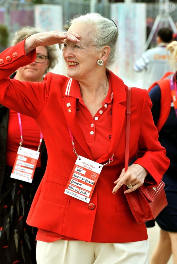 La reine Margrethe II de Danemark en visite au village olympique à Londres le 8 août 2012.