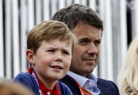 Le prince Christian de Danemark avec son père le prince Frederik à Greenwich Park le 7 août 2012 pour encourager la princesse Nathalie de Sayn-Wittgenstein-Berleburg, en compétition avec Digby dans le concours de dressage individuel et par équipes des Jeux olympiques.