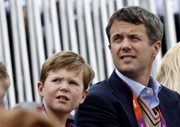Le prince Christian de Danemark avec son père le prince Frederik à Greenwich Park le 7 août 2012 pour encourager la princesse Nathalie de Sayn-Wittgenstein-Berleburg, en compétition avec Digby dans le concours de dressage individuel et par équipes des Jeux olympiques.