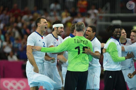 Titi Omeyer félicite ses partenaires... Les Experts du handball français sont venus à bout, mercredi 8 août 2012, de l'Espagne (23-22) en quart de finale du tournoi olympique, au terme d'un match crispant conclu sur une banderille de William Accambray à la toute dernière seconde.