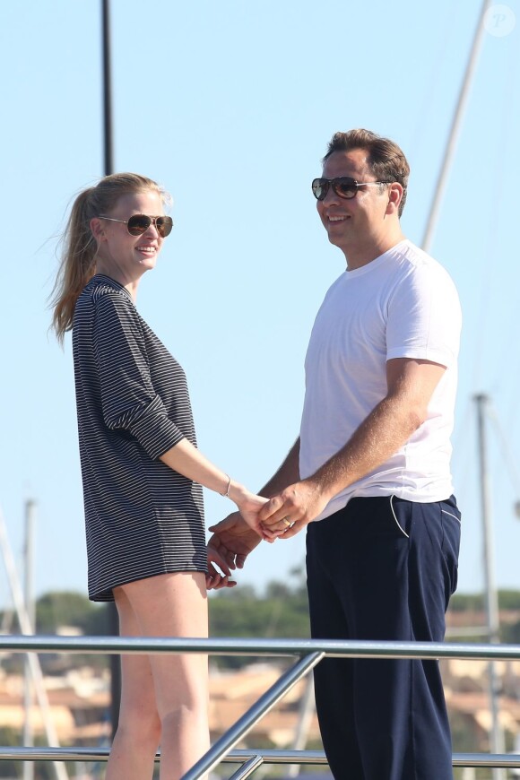Lara Stone et David Walliams, amoureux, prennent du bon temps sur un yacht à Saint-Tropez le 8 août 2012