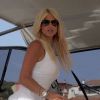 La superbe Victoria Silvstedt passe des vacances de rêve à bord d'un somptueux yacht au port de Porto Cervo, en Sardaigne, le 8 août 2012