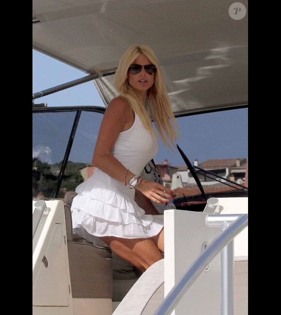 La superbe Victoria Silvstedt passe des vacances de rêve à bord d'un somptueux yacht au port de Porto Cervo, en Sardaigne, le 8 août 2012