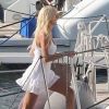 Victoria Silvstedt dévoile ses superbes gambettes lorsqu'elle passe des vacances de rêve à bord d'un somptueux yacht au port de Porto Cervo, en Sardaigne, le 8 août 2012