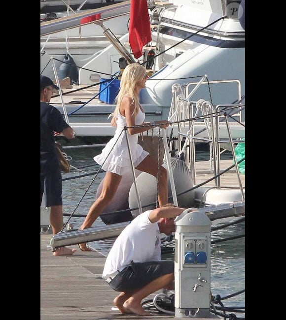 Victoria Silvstedt dévoile ses superbes gambettes lorsqu'elle passe des vacances de rêve à bord d'un somptueux yacht au port de Porto Cervo, en Sardaigne, le 8 août 2012