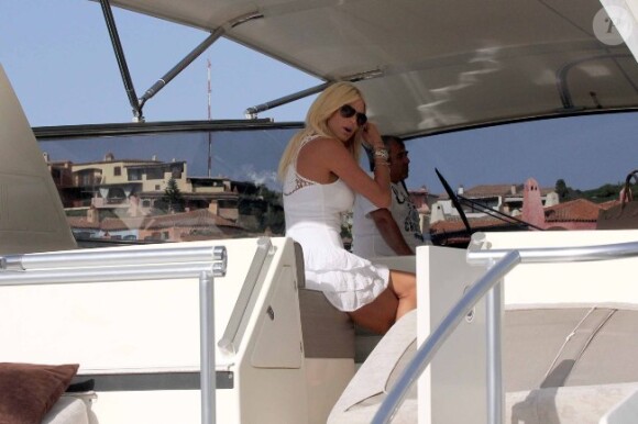 Le top model Victoria Silvstedt passe des vacances de rêve à bord d'un somptueux yacht au port de Porto Cervo, en Sardaigne, le 8 août 2012