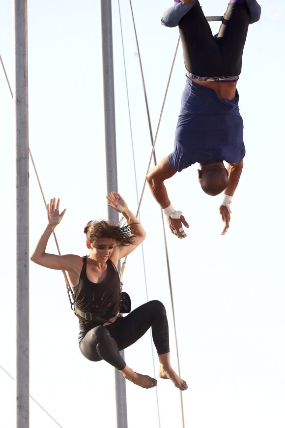 Jessica Stroup se lance dans un numéro de trapèze sur le tournage de la série 90210 à Los Angeles le 8 août 2012