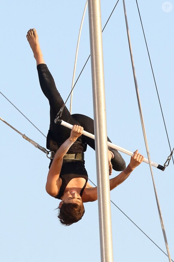 Jessica Stroup se lance dans un numéro de trapèze sur le tournage de la série 90210 à Los Angeles le 8 août 2012