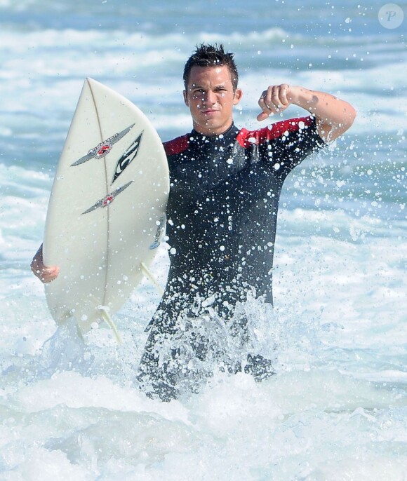 Matt Lanter mouille le maillot sur le tournage de la série 90210 sur la plage d'Huntington Beach à Los Angeles