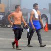 Matt Lanter et Tristan Wilds sur le tournage de la série 90210 sur la plage d'Huntington Beach à Los Angeles
