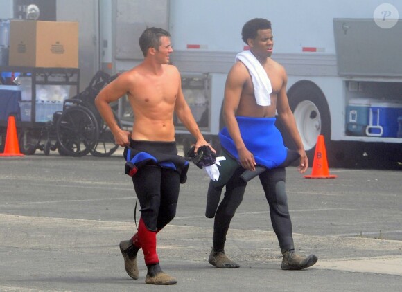 Matt Lanter et Tristan Wilds sur le tournage de la série 90210 sur la plage d'Huntington Beach à Los Angeles