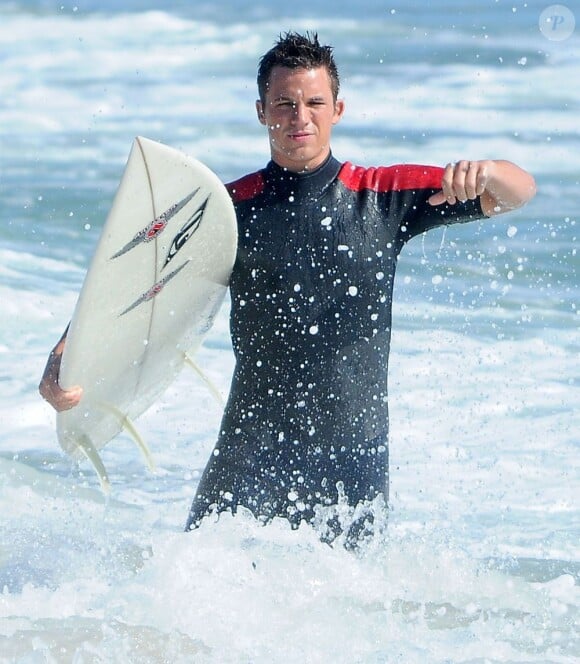 Matt Lanter mouille le maillot sur le tournage de la série 90210 sur la plage d'Hutington Beach à Los Angeles