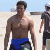Tristan Wilds exhibe son torse musclé sur le tournage de 90210 sur la plage d'Huntington Beach à Los Angeles