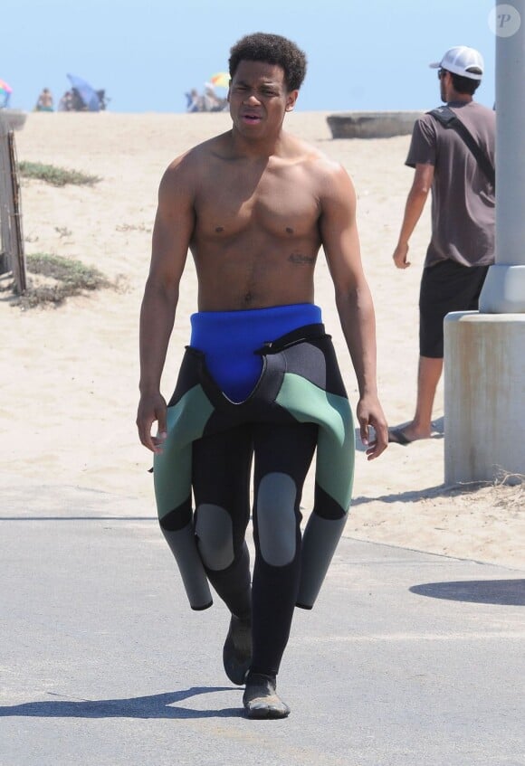 Tristan Wilds exhibe son torse musclé sur le tournage de 90210 sur la plage d'Huntington Beach à Los Angeles