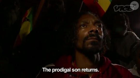 Très concentré, Snoop Lion dans le documentaire Reincarnated
