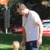 Robin Thicke s'occupe de son fils Julian dans un parc de Los Angeles le 9 août 2012