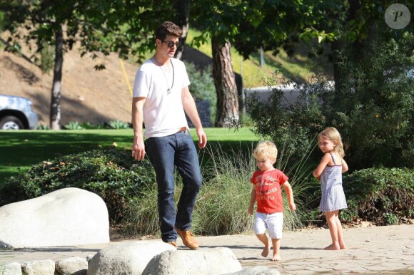 Entre hommes, Robin Thicke s'occupe de son fils Julian dans un parc de Los Angeles le 9 août 2012