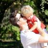 Robin Thicke embrasse son fils Julian dans un parc de Los Angeles le 9 août 2012